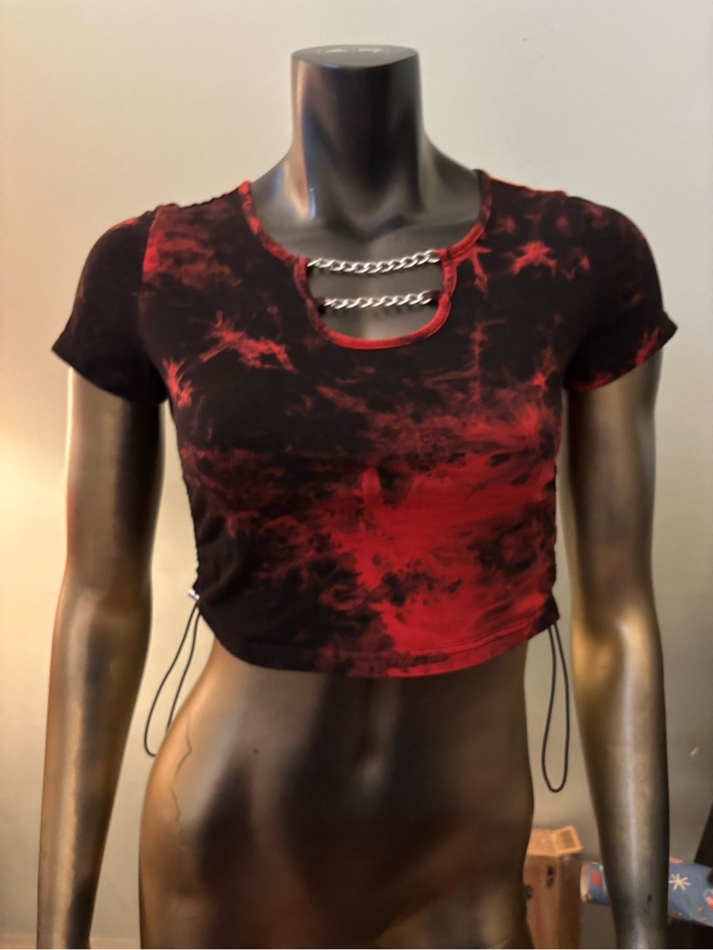 Red & Black Tie-Dye Chain-Trim Crop Top - Women